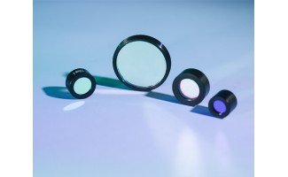 Диапазон длин волн подавления 200–375 нм, диапазон длин волн пропускания 420–1200 нм, длиннопропускной фильтр